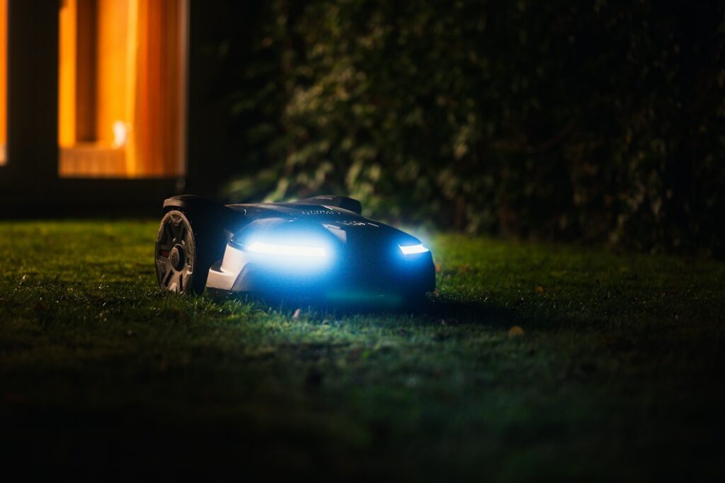 Photo Robot Mower Blade Replacement