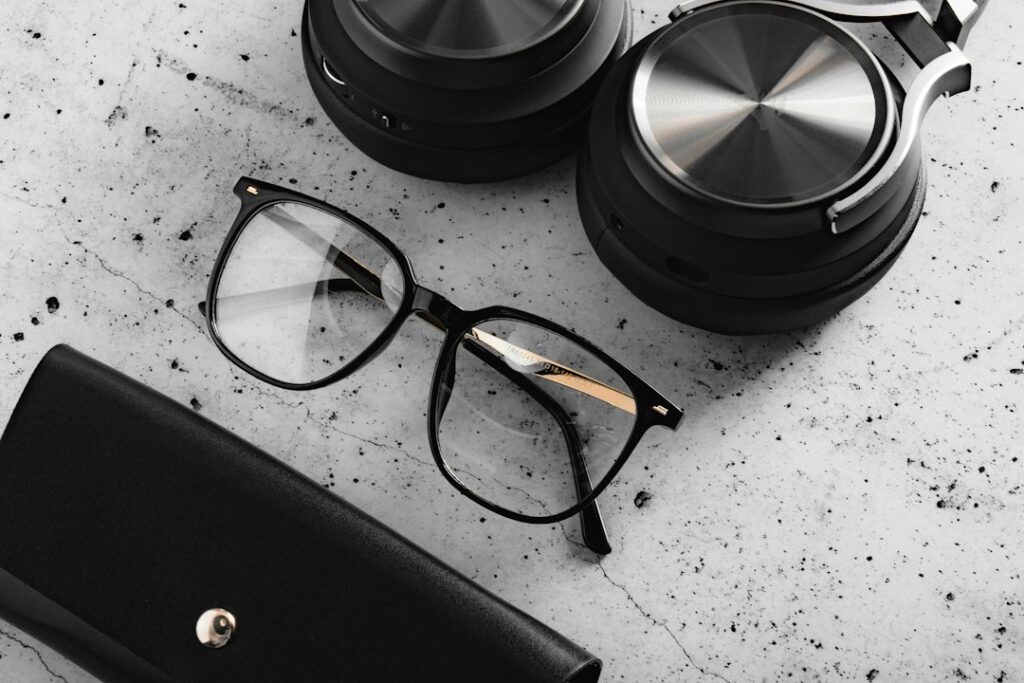 Photo headphones for glasses wearers