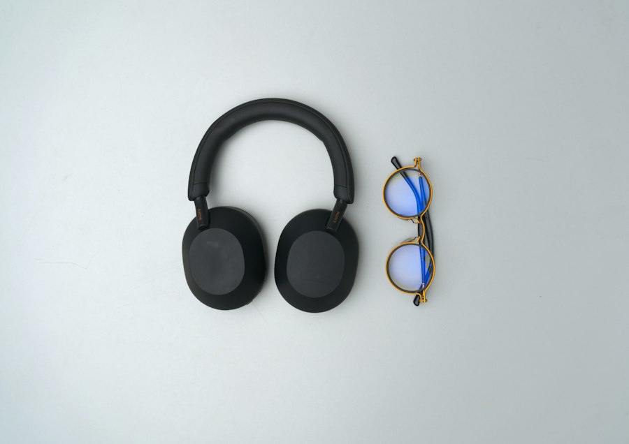 Photo headphones for glasses wearers
